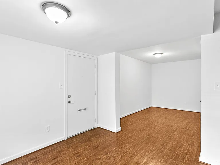 5th Avenue Apartments — Photo 13