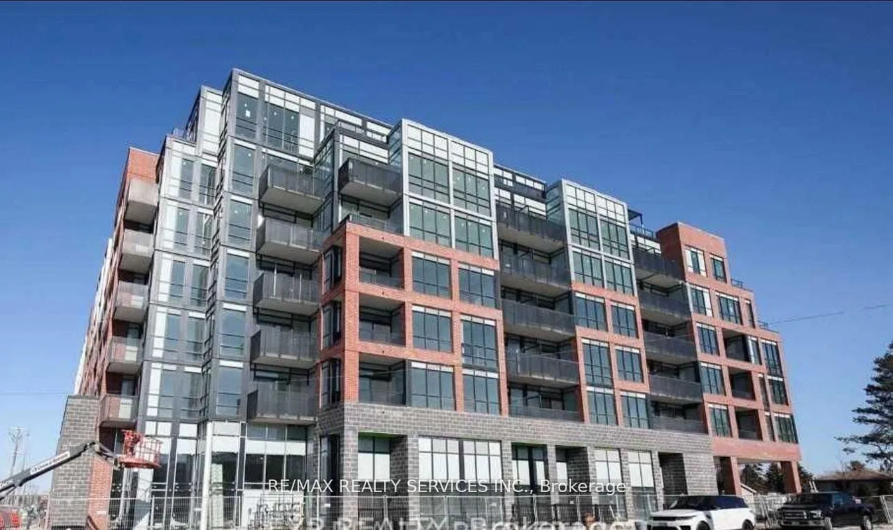 681 Yonge St — Photo 1