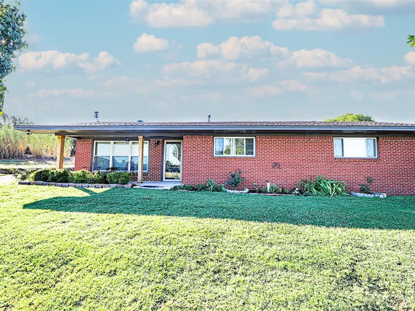 121 Parker Dr, Bowie, TX 76230