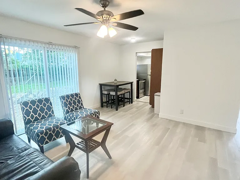321 SW 14th St #3 — Photo 1