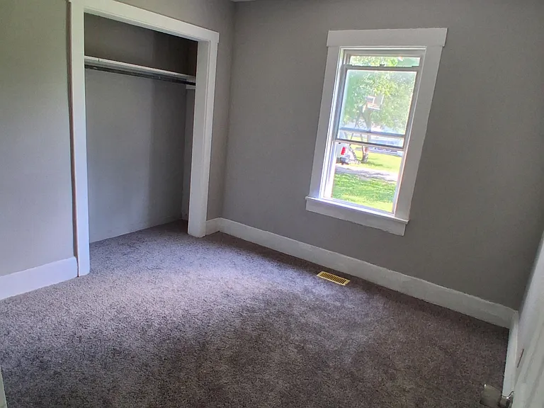 1180 N Summit Ave — Photo 7