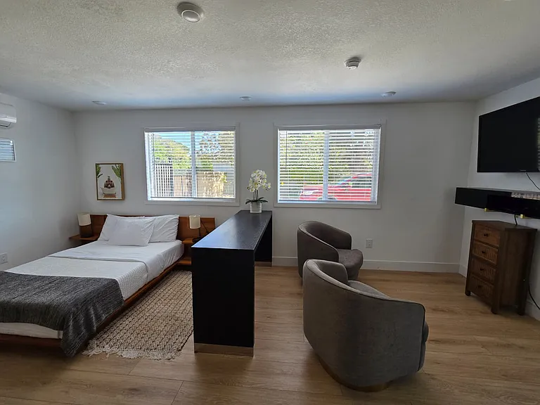 18221 Kinzie St — Photo 8