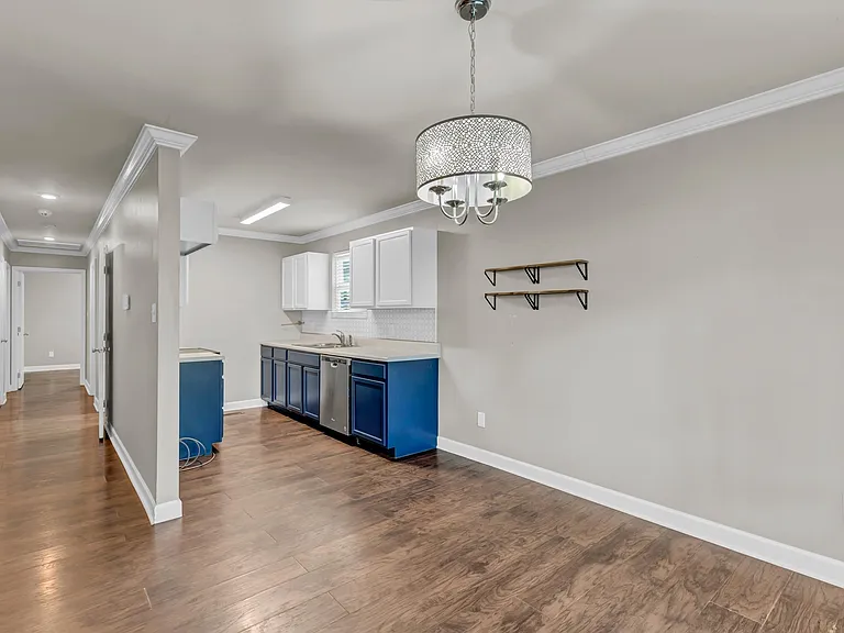 219 W Watt St — Photo 8