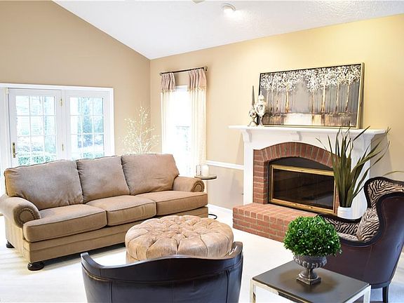 4th image of 371 Windward Way
