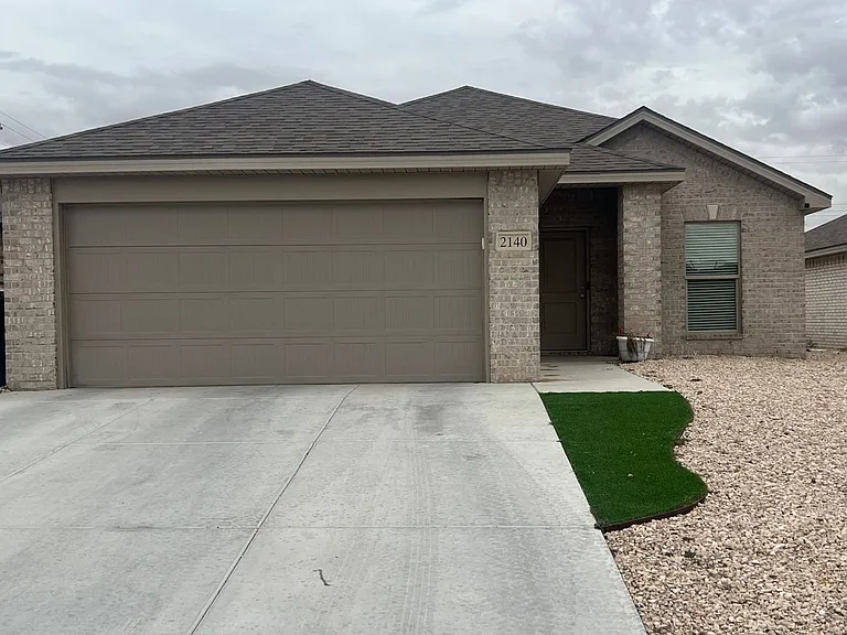 2140 N Texas Ave — Photo 2