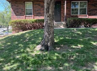 910 NE 68th St, Gladstone, MO 64118