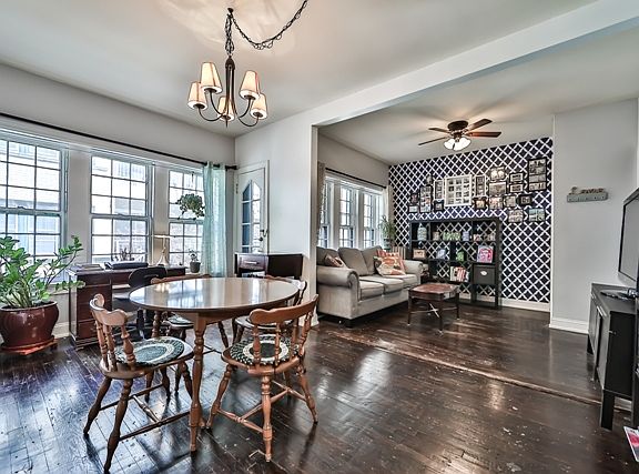 2nd image of 4312 N Clarendon Ave APT 1210