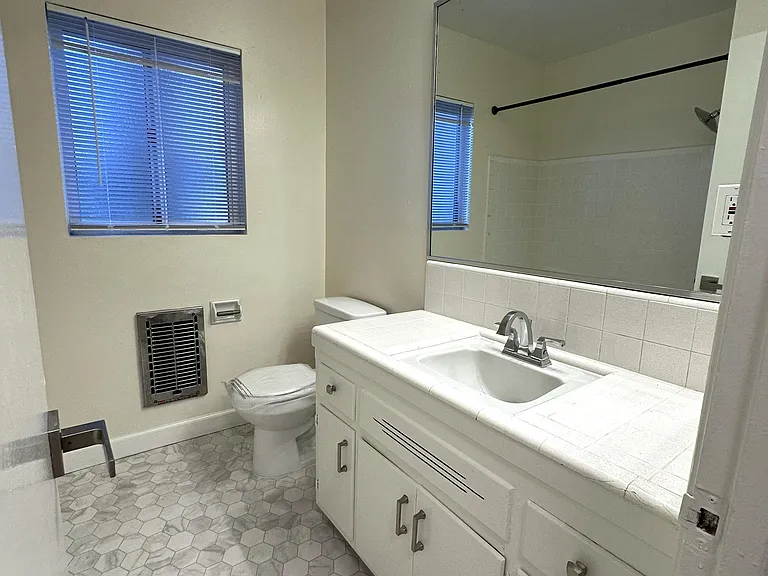 4500 E 7th St #13 — Photo 7