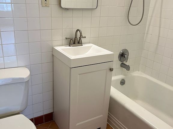 5th image of 303 Harvard Ave E APT 301