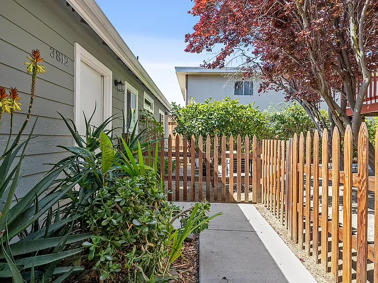 3812 Midvale Ave — Photo 4