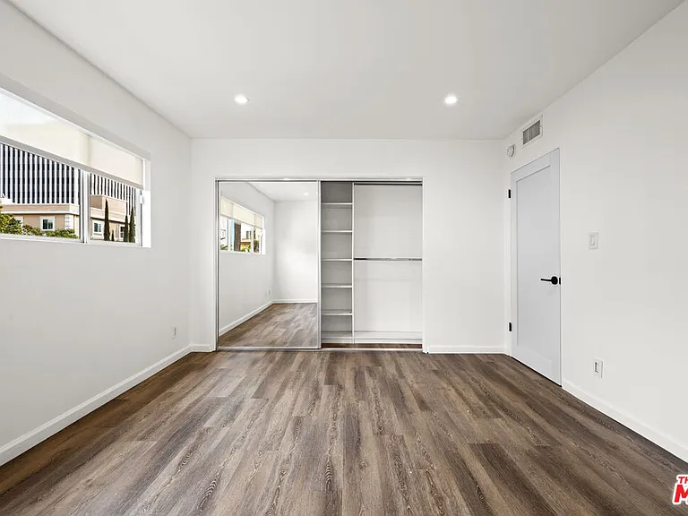 136 S Palm Dr #301 — Photo 16