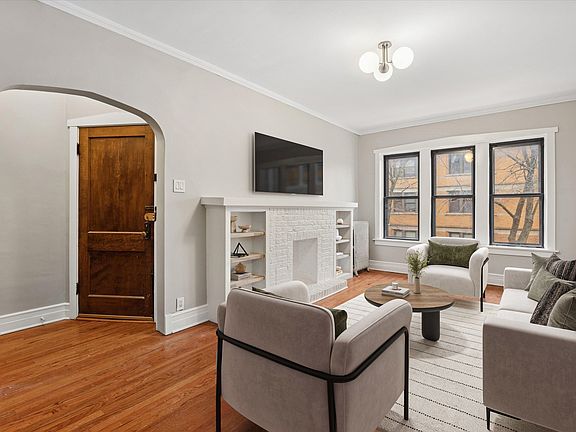 2nd image of 1501 W Cornelia Ave #2