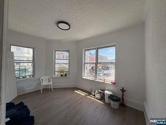 4th image of 15 Park Ave