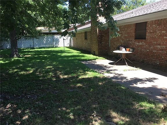 2nd image of 2611 Holly St