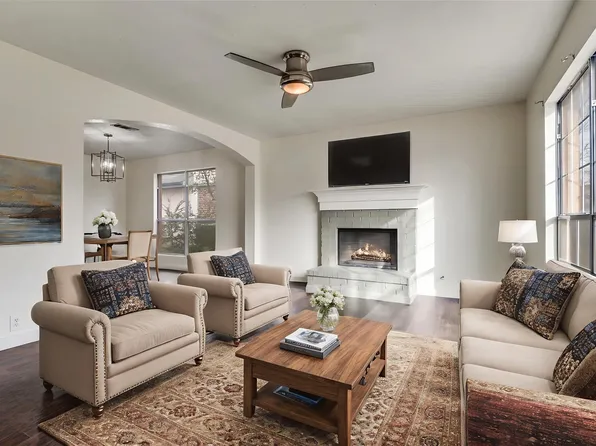 144 Hunter Dr, Cedar Hill, TX 75104