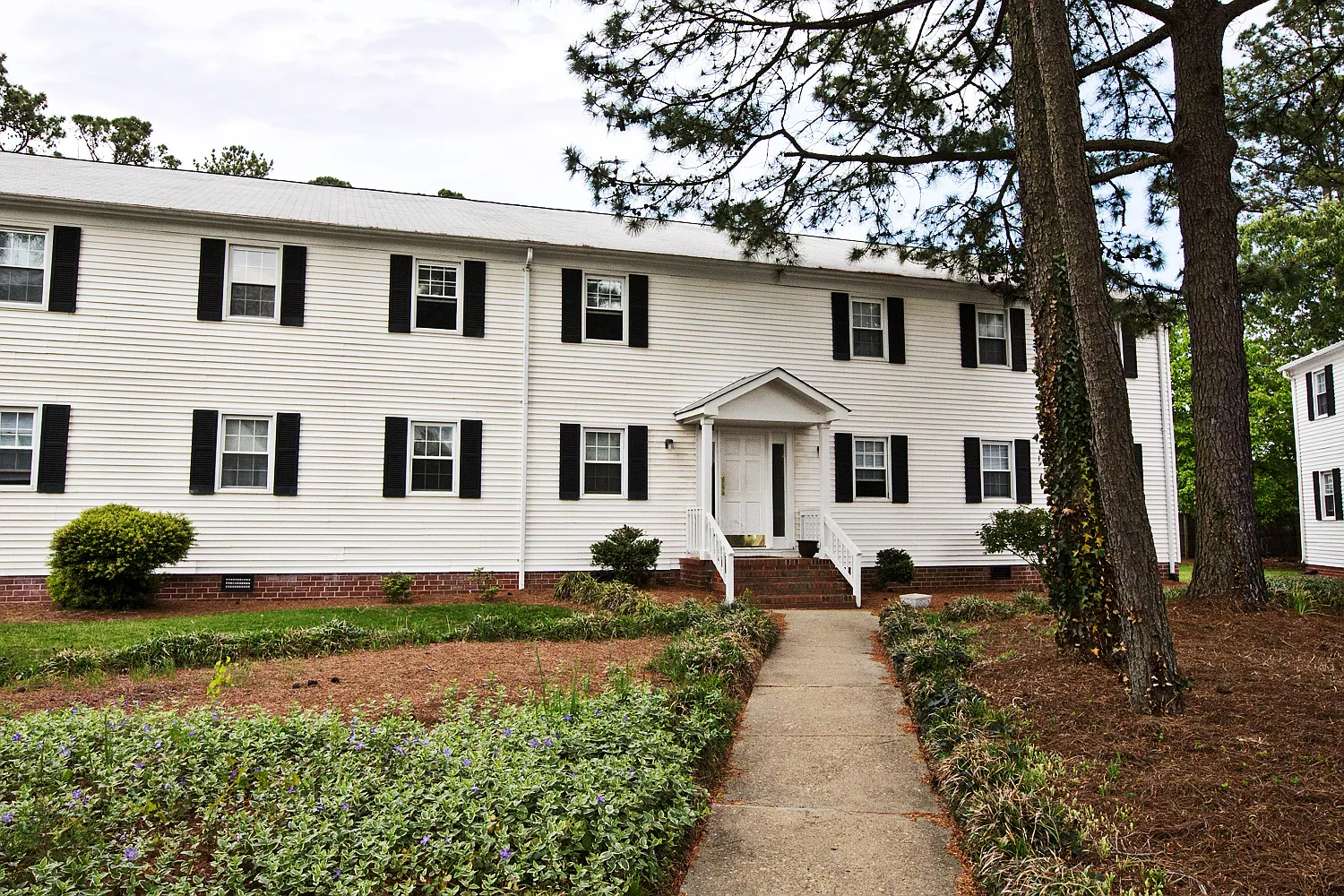 Apple Blossom Apartments — Photo 1