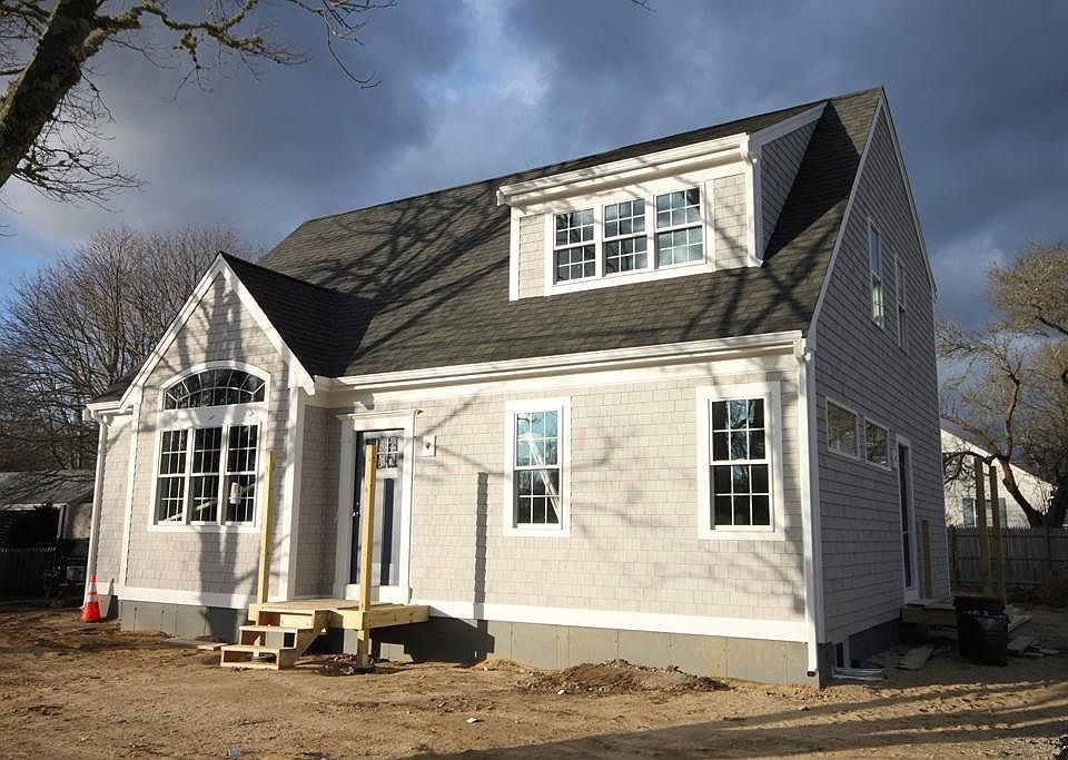 2nd image of 12 Emerald Ln