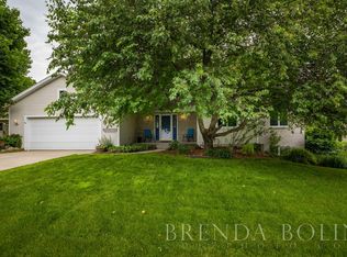 6260 Viewpoint Dr NE, Belmont, MI 49306