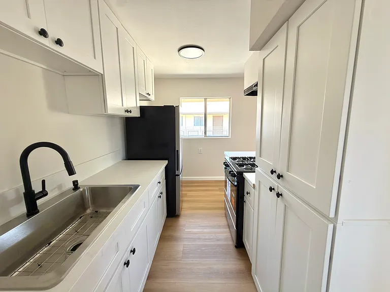 15944 Vermont Ave #18 — Photo 4