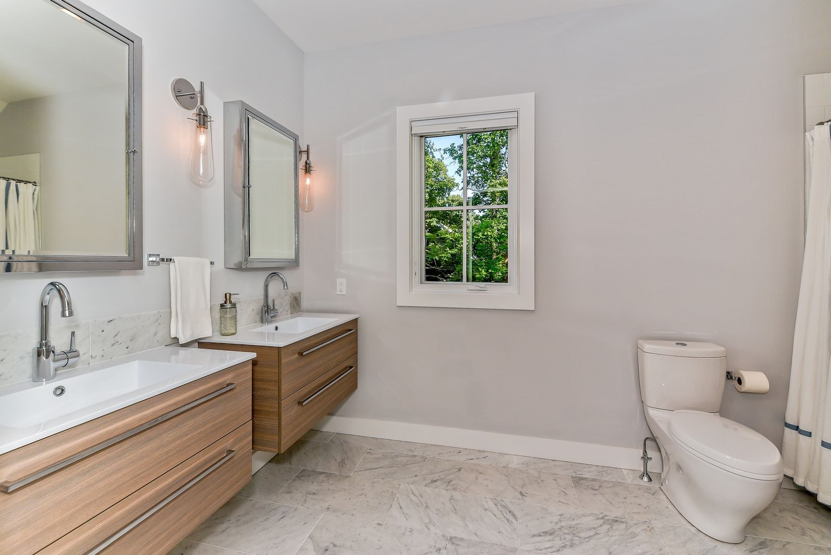  2nd floor Junior Master Bathroom