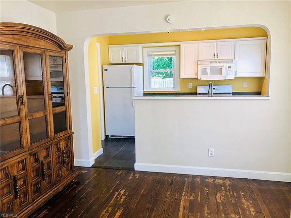 4th image of 21 Edgewater Dr