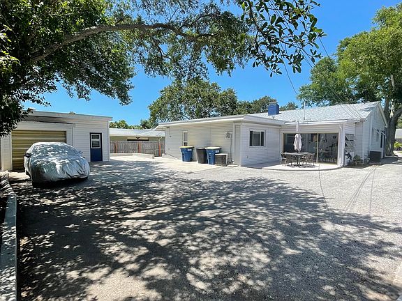 Studio located at the rear of the building. Access through sliding glass doors.