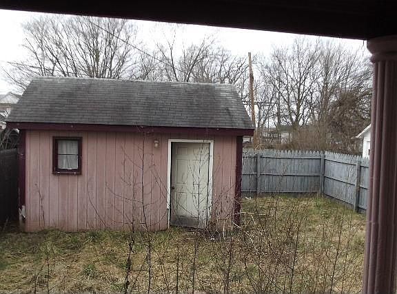 5th image of 520 Young St