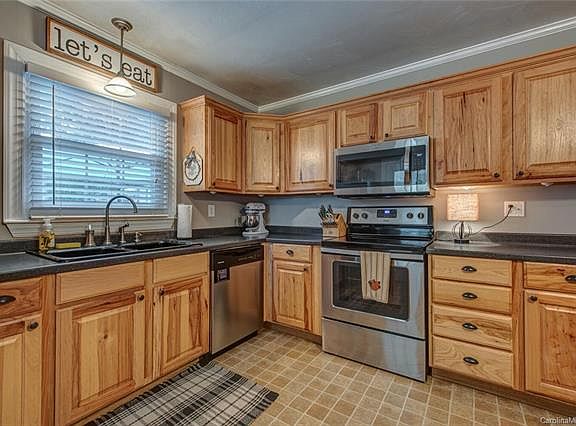 4th image of 607 Westover St