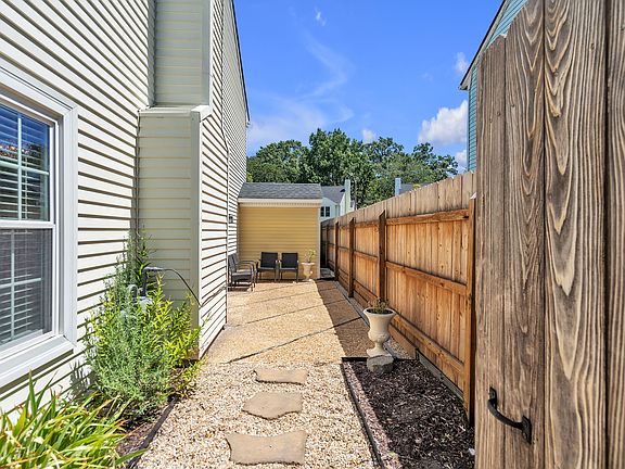 2nd image of 1341 Victorian Cres