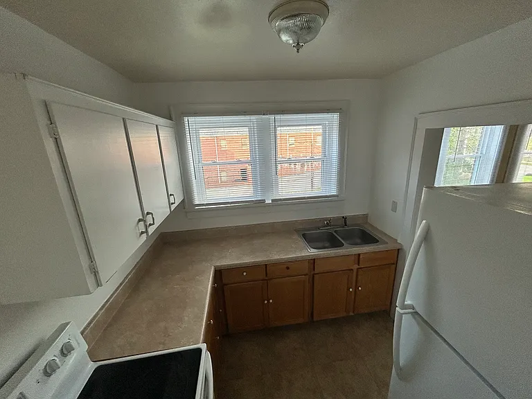 339 Jefferson Ave N #F — Photo 5
