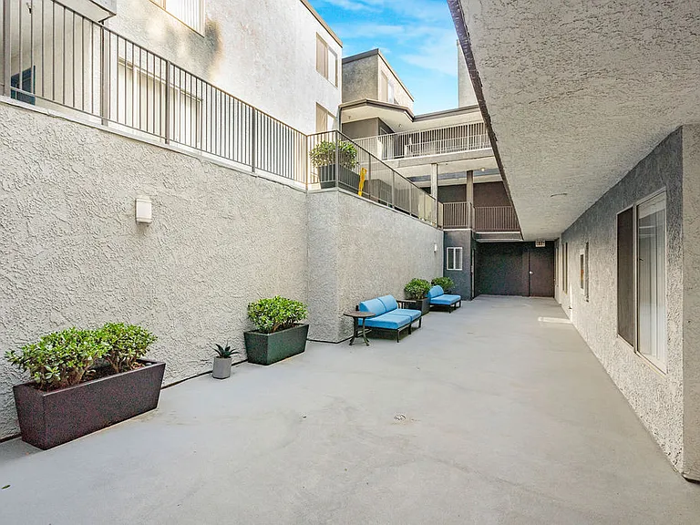 Oxnard Terrace — Photo 14