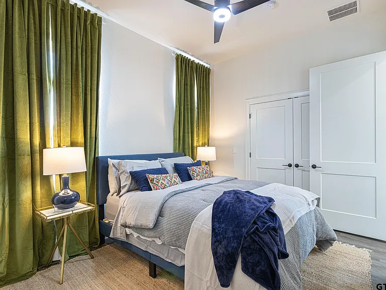540 W Erwin St — Photo 16