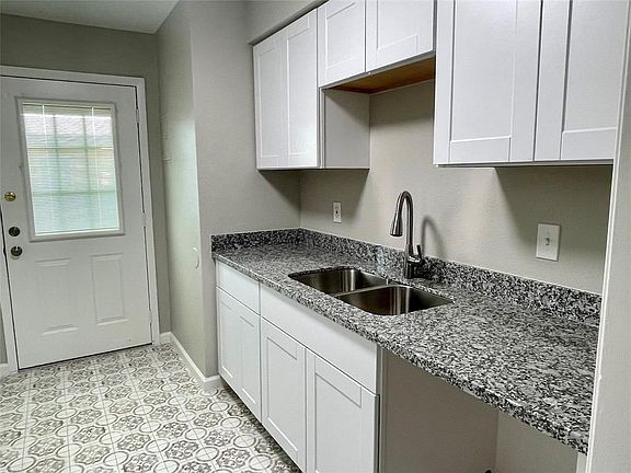 5th image of 1914 Larrabee St #7