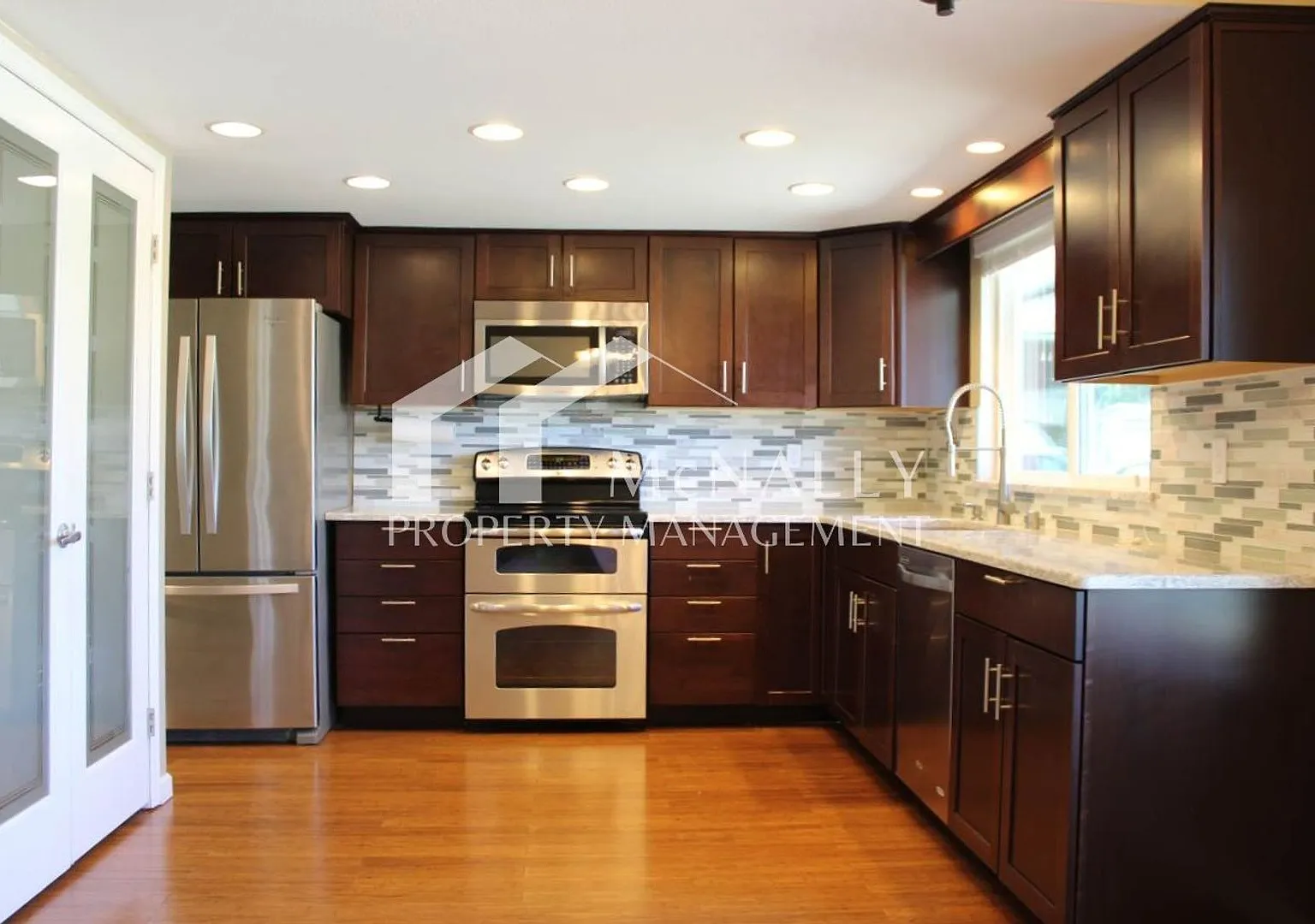 Spacious 3-Bedroom Home with Stunning Rainier Views & Private Beach Access — Photo 2