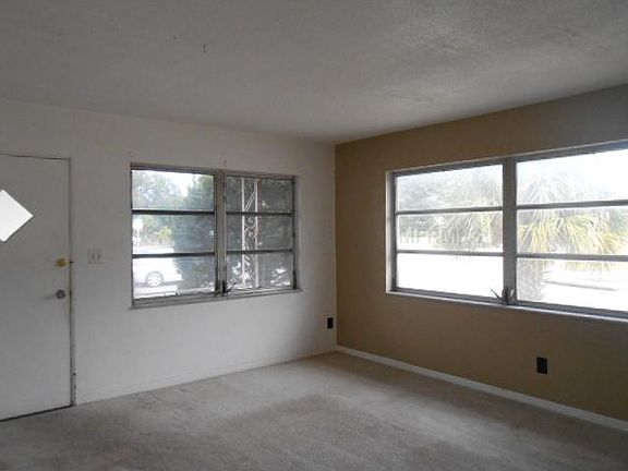 5th image of 2000 38th Ave N