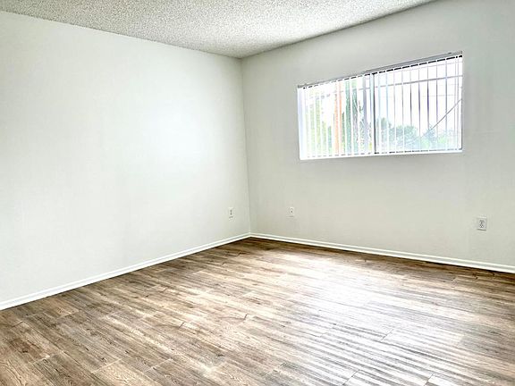 5th image of 17204 Chatsworth St #X