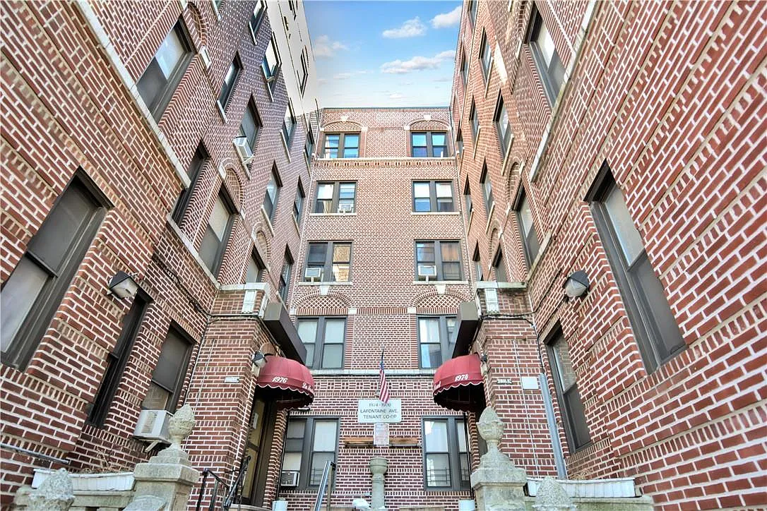 1976 Lafontaine Avenue #5A photo 1