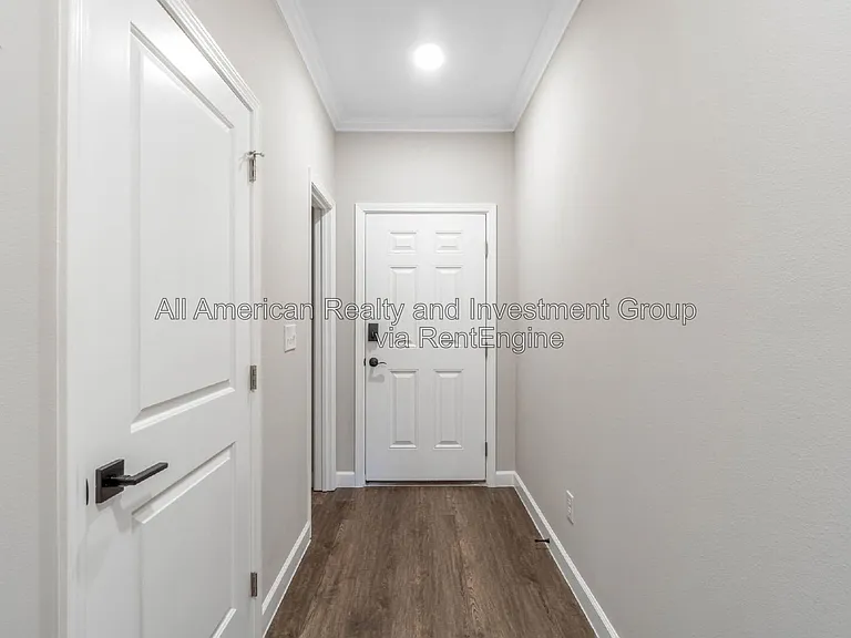 1817 Stable Ln — Photo 2