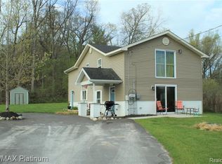 10404 Lake Shore Dr, Fenton, MI
