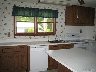 5th image of 46 Neulist Ave