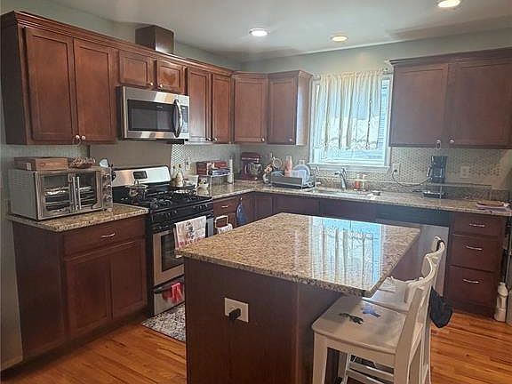 3rd image of 109 MACARTHUR Avenue