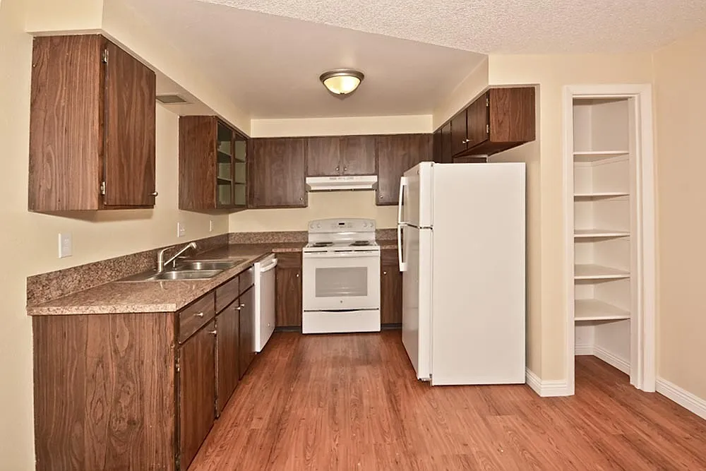 2 Bedroom 1 Bathroom Duplex Located on the Bench — Photo 4