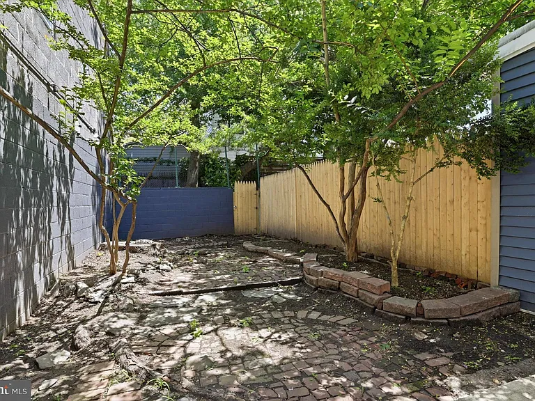 2009 E Sergeant St — Photo 22