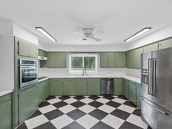 5th image of 485 E Lake Dr