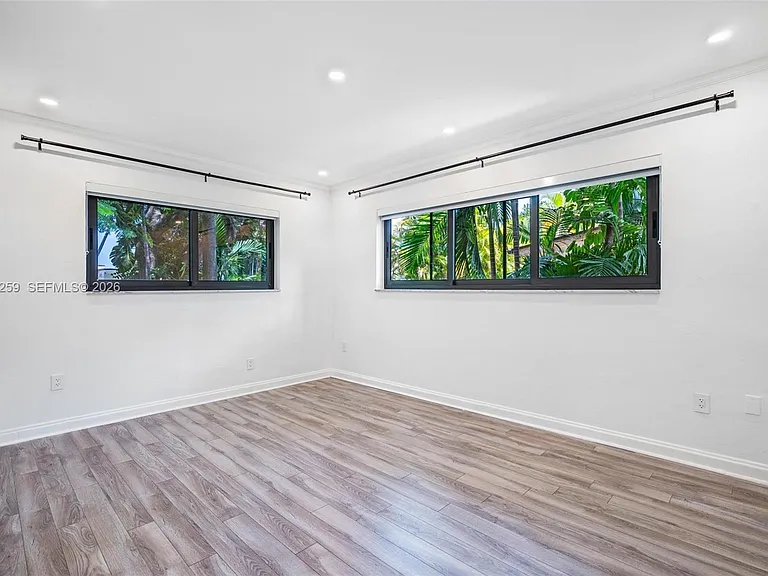7810 Beachview Dr — Photo 41