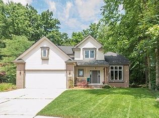 1392 Woodland Ct, Saline, MI 48176
