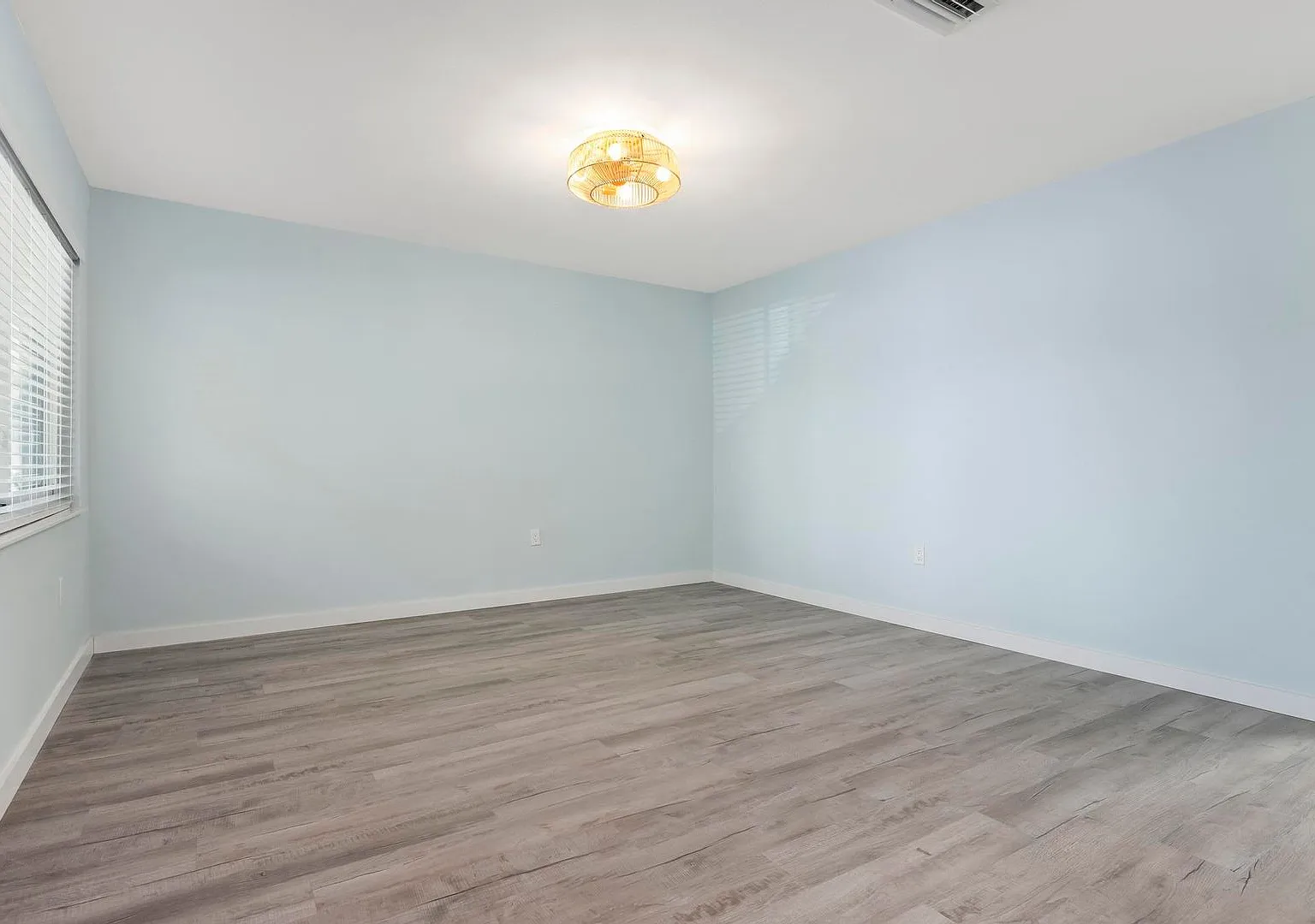 Gorgeous Fully Renovated 1st Floor 2 Bedroom 1 Bathroom Condo Located Just 5 Minutes From Venice ... — Photo 4