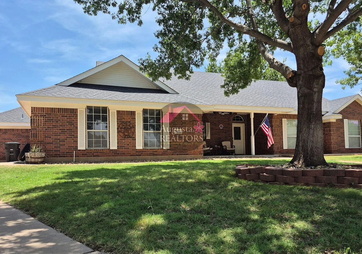Spacious 4 bedroom home! — Photo 1