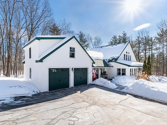 3rd image of 8 Oak Knoll Road