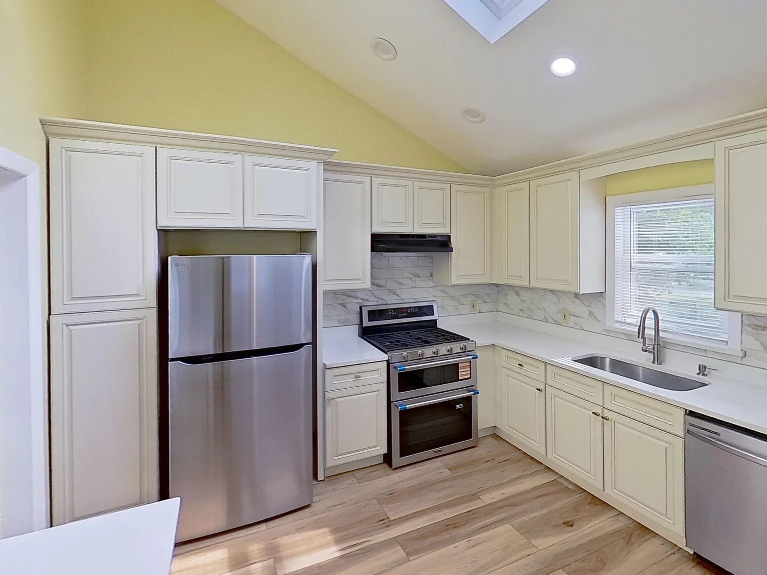 3 bed, 1280 sqft, $3,000 — Photo 2